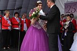 Krönung und Ansprache der neuen Fliederkönigin (Foto: Karl-Heinz Herrmann) Krönung und Ansprache der neuen Fliederkönigin (Foto: Karl-Heinz Herrmann)