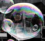 Spiegelbild in Seifenblase (Foto: Peter Blei) Spiegelbild in Seifenblase (Foto: Peter Blei)