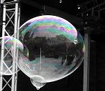 Spiegelbild in Seifenblase (Foto: Peter Blei) Spiegelbild in Seifenblase (Foto: Peter Blei)