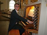 Pascal Salzmann an der Hey-Orgel (Foto: J. Kieper) Pascal Salzmann an der Hey-Orgel (Foto: J. Kieper)