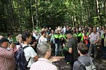 Waldbegehung mit Siegesmund und Kieling (Foto: Karl-Heinz Herrmann) Waldbegehung mit Siegesmund und Kieling (Foto: Karl-Heinz Herrmann)