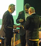 Ehrenarschleder zwei Mal verliehen. (Foto: Karl-Heinz Herrmann)