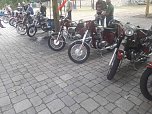 Trotz der wochenlangen Hitze kamen zum diesjährigen Treffen über 100 Besitzer eines Mopeds, Motorrollers, Motorrades oder Dreirades der tschechischen Marken Jawa oder CZ auf das Gelände der Festscheune in Röblingen am See (Sachsen-Anhalt) (Foto: H. Rein) Trotz der wochenlangen Hitze kamen zum diesjährigen Treffen über 100 Besitzer eines Mopeds, Motorrollers, Motorrades oder Dreirades der tschechischen Marken Jawa oder CZ auf das Gelände der Festscheune in Röblingen am See (Sachsen-Anhalt) (Foto: H. Rein)