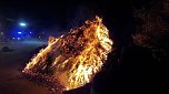 Holz brennt an Landkreisgrenze (Foto: S. Dietzel)