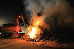 Holz brennt an Landkreisgrenze (Foto: S. Dietzel)