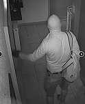Wer erkennt den Einbrecher, Zeugen gesucht (Foto: Polizei) Wer erkennt den Einbrecher, Zeugen gesucht (Foto: Polizei)