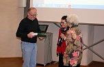 Transkript &uuml;bergeben (Foto: Karl-Heinz Herrmann)