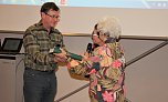 Transkript &uuml;bergeben (Foto: Karl-Heinz Herrmann)