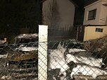 Carport und mehrere Fahrzeuge gehen in Flammen auf (Foto: Silvio Dietzel)