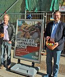 Ostereier an Klein und Groß verteilt (Foto: Karl-Heinz Herrmann) Ostereier an Klein und Groß verteilt (Foto: Karl-Heinz Herrmann)