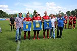 Spieler und Schiedsrichter verabschiedet (Foto: Karl-Heinz Herrmann) Spieler und Schiedsrichter verabschiedet (Foto: Karl-Heinz Herrmann)