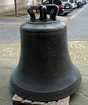 Zwei neue Bronzeglocken werden eingebaut (Foto: Karl-Heinz Herrmann)