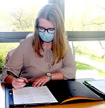 Annalena Stenzel unterschreibt ihren Ausbildungsvertrag bei den Stadtwerken Sondershausen (Foto: Sandra Mergl) Annalena Stenzel unterschreibt ihren Ausbildungsvertrag bei den Stadtwerken Sondershausen (Foto: Sandra Mergl)