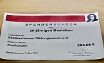 Scheck zum 30-j&auml;hrigen Jubil&auml;um (Foto: Eva Maria Wiegand)