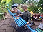 Schülerinnen und Schüler der TSG Oldisleben gestalten alte Bänke mit viel Phantasie und Farbe neu (Foto: TSG Oldisleben) Schülerinnen und Schüler der TSG Oldisleben gestalten alte Bänke mit viel Phantasie und Farbe neu (Foto: TSG Oldisleben)