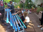 Schülerinnen und Schüler der TSG Oldisleben gestalten alte Bänke mit viel Phantasie und Farbe neu (Foto: TSG Oldisleben) Schülerinnen und Schüler der TSG Oldisleben gestalten alte Bänke mit viel Phantasie und Farbe neu (Foto: TSG Oldisleben)