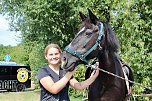 Laura mit der Stute Bella vom Ponyhof an der Wipper auf dem Fest des BSV Eintracht Sondershausen (Foto: Eva Maria Wiegand) Laura mit der Stute Bella vom Ponyhof an der Wipper auf dem Fest des BSV Eintracht Sondershausen (Foto: Eva Maria Wiegand)
