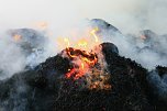Brennende Strohballen zwischen Holz- und Kirchengel (Foto: S. Dietzel)