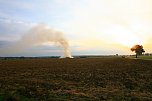 Brennende Strohballen zwischen Holz- und Kirchengel (Foto: S. Dietzel)