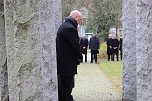 B&uuml;rgermeister Steffen Grimm  (vorne) - Gedenken zum Volkstrauertag im Ehrenhain auf dem Hauptfriedhof in Sondershausen (Foto: Eva Maria Wiegand)