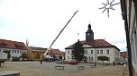 Weihnachtstanne wird von dem Frankenh&auml;user Rathaus aufgestellt (Foto: Stadtmarketing Bad Frankenhausen)
