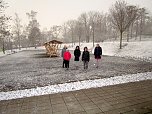 Kinder vom Leseclub im Freizeitzentrum Artern freuen sich &uuml;ber den Schnee (Foto: Janet Haselhuhn)