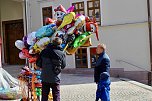 Bunte Luftballons auf dem Sondersh&auml;user Ostermarkt (Foto: Eva Maria Wiegand)
