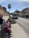 Die Kinder warten auf den Bürgerbus in Bad Frankenhausen (Foto: Katrin Milde) Die Kinder warten auf den Bürgerbus in Bad Frankenhausen (Foto: Katrin Milde)