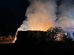 Brennende Strohballen bei Donndorf (Foto: Feuerwehr Donndorf/Silvio Dietzel)