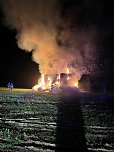 Brennende Strohballen bei Donndorf (Foto: Feuerwehr Donndorf/Silvio Dietzel)