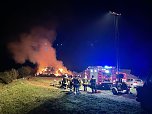 Brennende Strohballen bei Donndorf (Foto: Feuerwehr Donndorf/Silvio Dietzel)