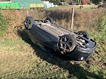 Auto &uuml;berschl&auml;gt sich bei &Uuml;berholman&ouml;ver (Foto: S. Dietzel)