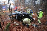 Der verunfallte Fahrer musste mit der Rettungsschere aus seinem Auto befreit werden (Foto: S. Diezel)