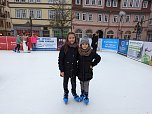 Heidi (li.) und Alina (re.) aus Sondershausen freuten sich &uuml;ber die Einladung zum kostenlosen Schlittschuhlaufen (Foto: Janine Skara)