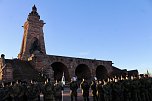 Verleihung des Fahnenbandes vor dem Kyffh&auml;user Denkmal (Foto: Eva Maria Wiegand)