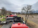 Gülletransporter auf B 86 umgekippt (Foto: Feuerwehr Heldrungen; Bad Frankenhausen; S. Dietzel) Gülletransporter auf B 86 umgekippt (Foto: Feuerwehr Heldrungen; Bad Frankenhausen; S. Dietzel)