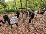 Sch&uuml;lerinnen und Sch&uuml;ler der 7. Klasse der Franzbergschule bauen ein neues Kletterger&uuml;st f&uuml;r die Kattas im Affenwald Strau&szlig;berg (Foto: Silvio Dietzel)