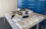 Marihuana, Crystal, ein Störsender, ein Teleskopschlagstock und fast 29.000 Euro wurden beim inhaftierten gefunden (Foto: oas) Marihuana, Crystal, ein Störsender, ein Teleskopschlagstock und fast 29.000 Euro wurden beim inhaftierten gefunden (Foto: oas)