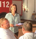 Landrätin Antje-Hochwind Schneider bedankt sich bei den Helfern, die nach der Flutkatastrophe im Ahrtal geholfen haben (Foto: LRA Kyffhäuserkreis (Dr. Thiele)) Landrätin Antje-Hochwind Schneider bedankt sich bei den Helfern, die nach der Flutkatastrophe im Ahrtal geholfen haben (Foto: LRA Kyffhäuserkreis (Dr. Thiele))