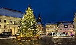 Rechtzeitig zum Glühweinzauber wurde der Weihnachtsbaum auf dem Sondershäuser Marktplatz aufgestellt und geschmückt (Foto: Janine Skara) Rechtzeitig zum Glühweinzauber wurde der Weihnachtsbaum auf dem Sondershäuser Marktplatz aufgestellt und geschmückt (Foto: Janine Skara)