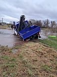 Unimog-Bergung auf schlammigem Weg (Foto: THW/Silvio Dietzel)