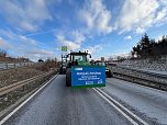  Landwirte mit ihren Maschinen blockieren die Bundesstra&szlig;e 4 bei Sondershausen (Foto: S. Dietzel)