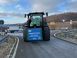  Landwirte mit ihren Maschinen blockieren die Bundesstra&szlig;e 4 bei Sondershausen (Foto: S. Dietzel)