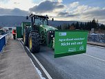  Landwirte mit ihren Maschinen blockieren die Bundesstra&szlig;e 4 bei Sondershausen (Foto: S. Dietzel)