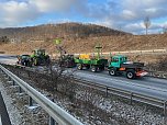  Landwirte mit ihren Maschinen blockieren die Bundesstra&szlig;e 4 bei Sondershausen (Foto: S. Dietzel)