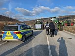  Landwirte mit ihren Maschinen blockieren die Bundesstra&szlig;e 4 bei Sondershausen (Foto: S. Dietzel)
