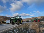  Landwirte mit ihren Maschinen blockieren die Bundesstra&szlig;e 4 bei Sondershausen (Foto: S. Dietzel)