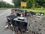 Für immer verloren: ein Lkw verlor am morgen eine Ladung Bier auf der Bundesstraße (Foto: S. Dietzel) Für immer verloren: ein Lkw verlor am morgen eine Ladung Bier auf der Bundesstraße (Foto: S. Dietzel)