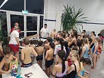Schwimmen mit dem Weihnachtsmann (Foto: Lothar Girschele)