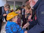 Ein Dank an die Gro&szlig;en: Die Kinder dankten dem kompletten Team aus Planern, Bauleitern und Verantwortlichen der Stadtverwaltung f&uuml;r den Bau ihrer Kita (Foto: Janine Skara)